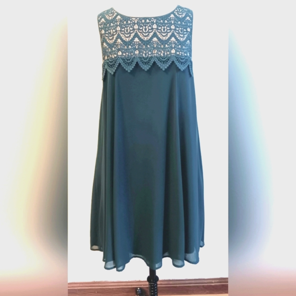 Emerald green, chiffon-like, flowy sleeveless shift dress. Small Altr'd States